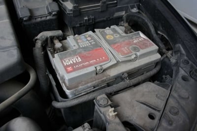 Как и кога трябва да поддържаме акумулатора на автомобила си
