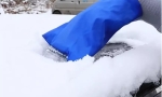 Стъргалка за лед с ръкавица синя