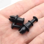 Комплект 2 бр. Щипки / Пинове за корда на кора на багажник - OEM: 1M6867574A - AUDI, SEAT, SKODA, VW